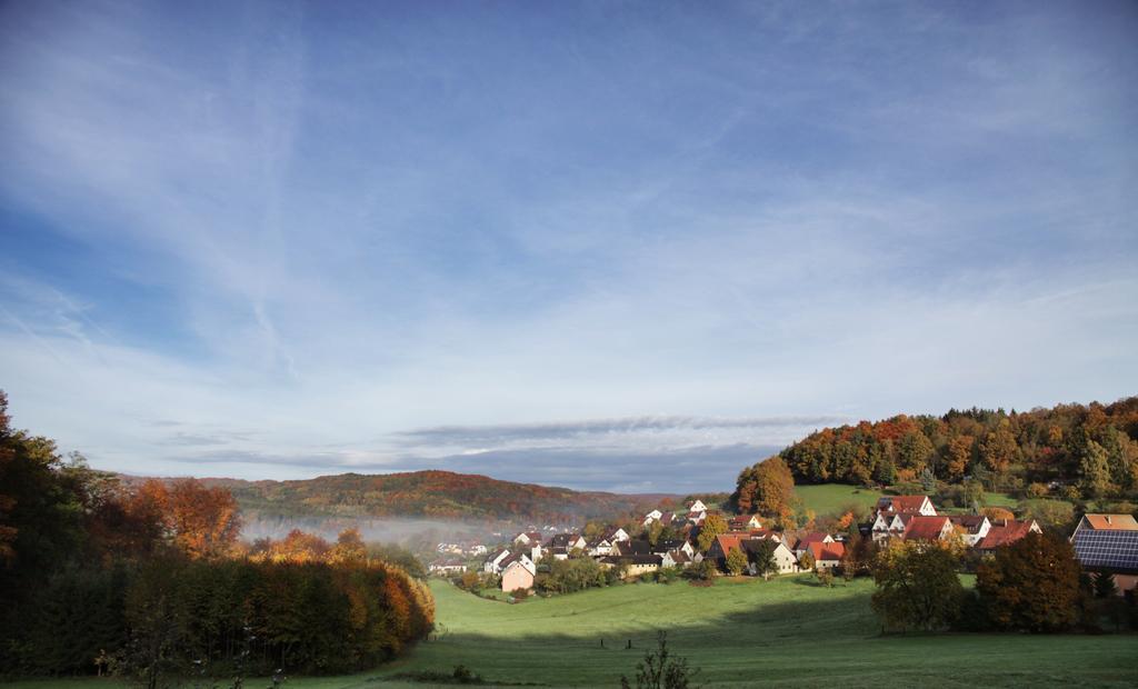 Landidyll Hotel Zum Alten Schloss Kirchensittenbach Rum bild