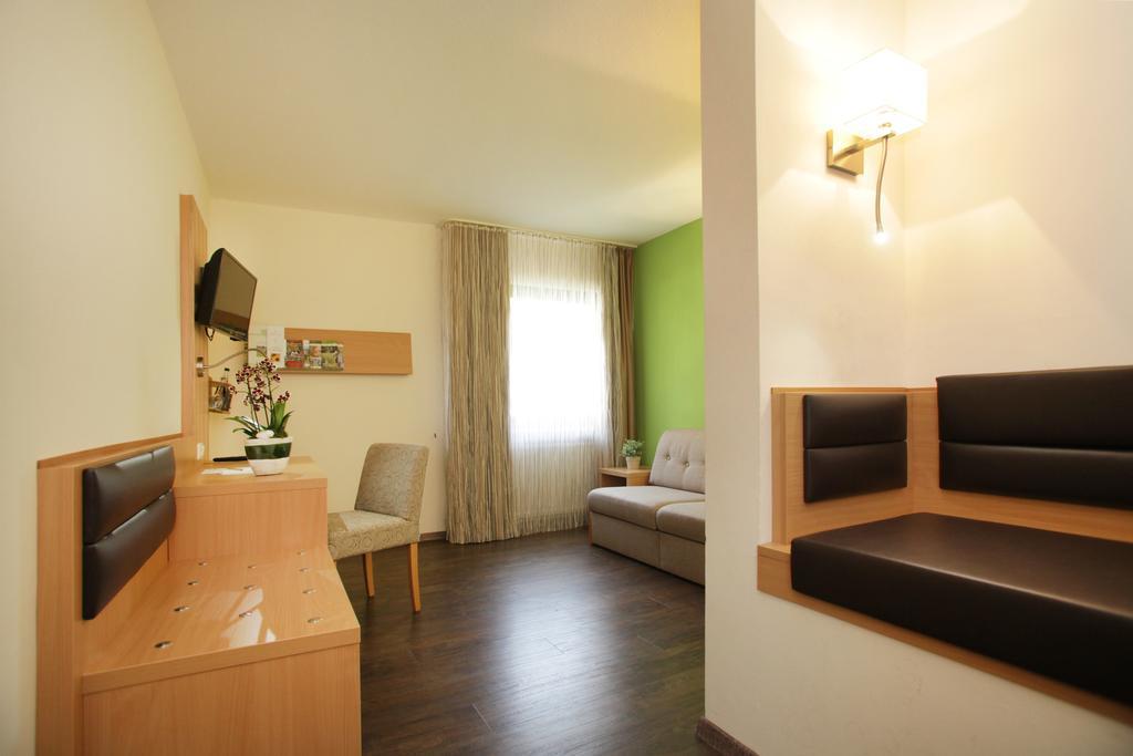 Landidyll Hotel Zum Alten Schloss Kirchensittenbach Rum bild