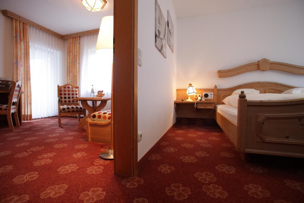 Landidyll Hotel Zum Alten Schloss Kirchensittenbach Exteriör bild